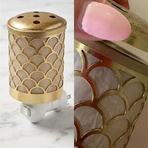 Source Unknown Gold and Cream Plug-In Decor